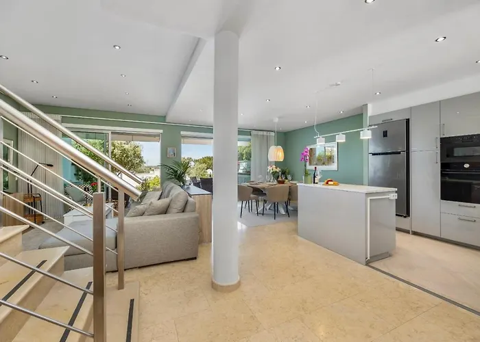 Luxury Villa In Serene Location With Pool & Private Garden