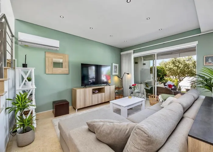 Luxury Villa In Serene Location With Pool & Private Garden